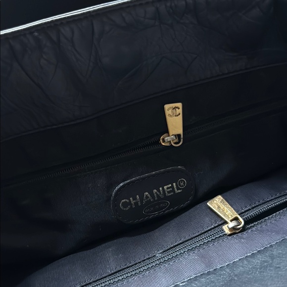 CHANEL Black Lambskin Leather Tote with Luxury Design - Picture 13 of 15